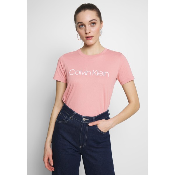 Calvin Klein CORE LOGO CREW TEE T-shirt z nadrukiem muted pink 6CA21D01J