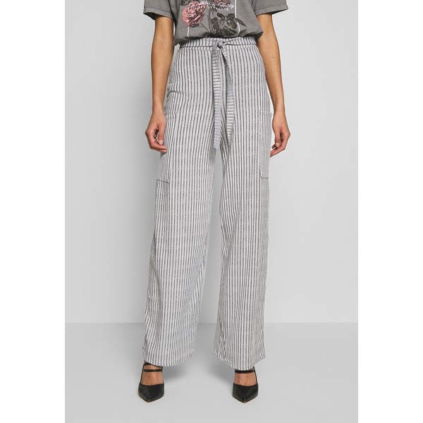 Missguided POCKET DETAIL BELTED HIGH WAISTED WIDE LEG TROUSERS Spodnie materiałowe grey M0Q21A0CM