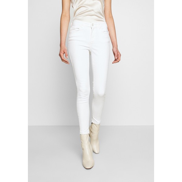 Pieces PCDELLY Jeansy Skinny Fit bright white PE321N09R