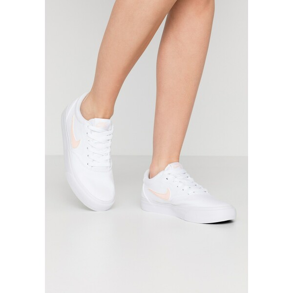 Nike SB CHARGE Sneakersy niskie white/washed coral/black NS411A00N