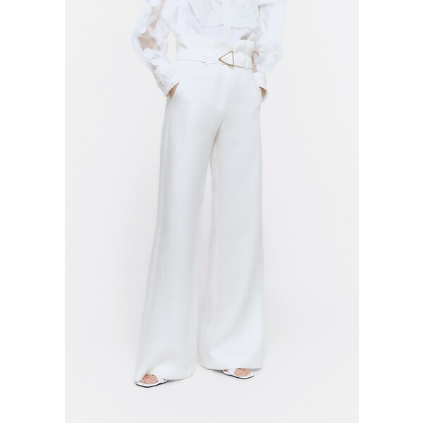 Uterqüe MIT SCHNALLE Spodnie materiałowe white UT421A03V