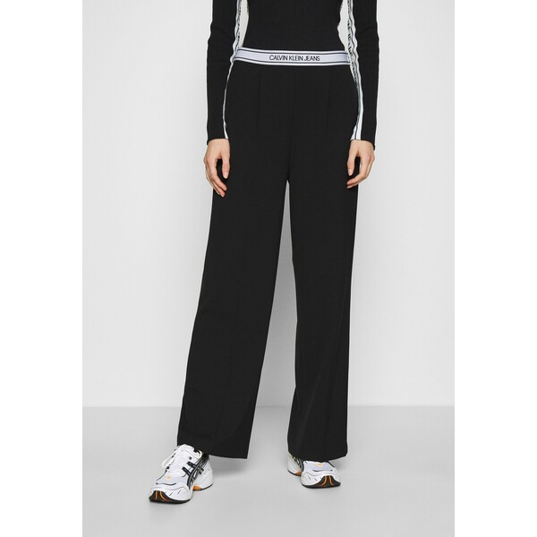 Calvin Klein Jeans LOGO ELASTIC DRAPEY PANT Spodnie materiałowe black C1821A03G