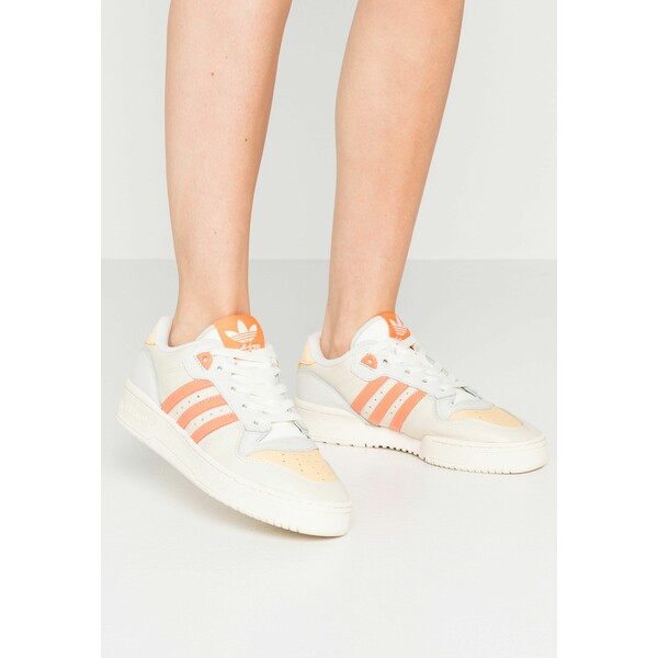 adidas Originals RIVALRY Sneakersy niskie offwhite/easy orange/orbit grey AD111A19F