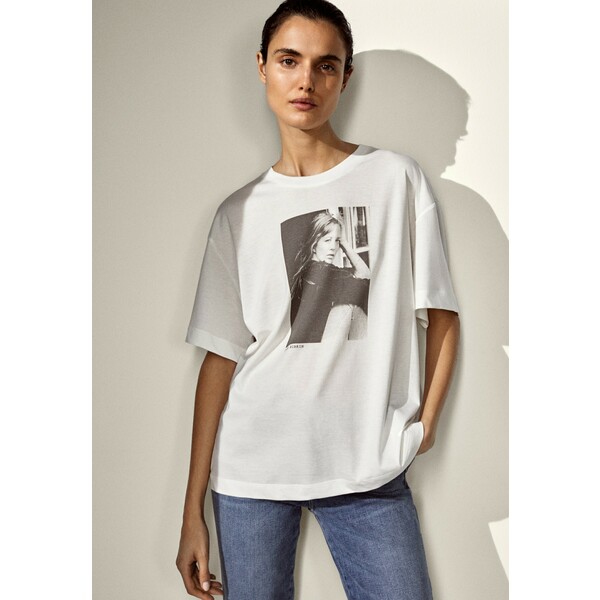b'Massimo Dutti T-shirt z nadrukiem white M3I21D089'