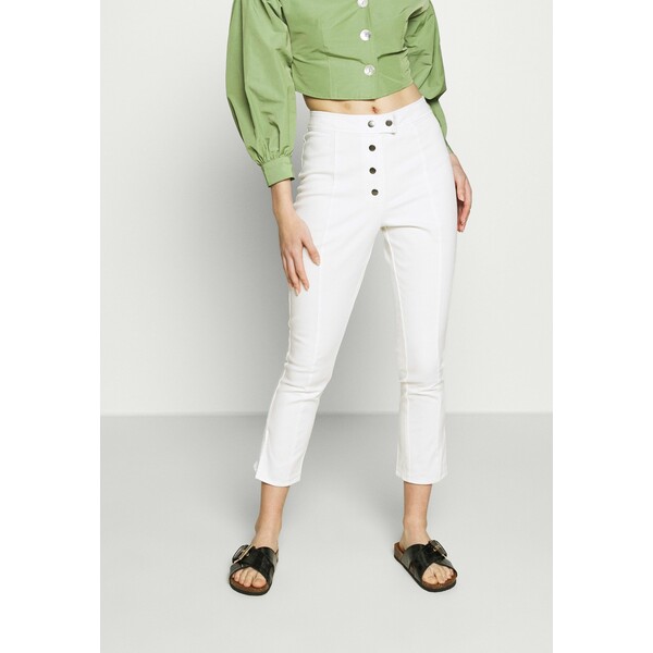 Who What Wear THE HIGH WAISTED BUTTON FLY CROPPED TROUSER Spodnie materiałowe white WHF21A008
