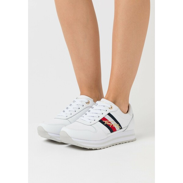 Tommy Hilfiger SIGNATURE RUNNER Sneakersy niskie white TO111A0CZ