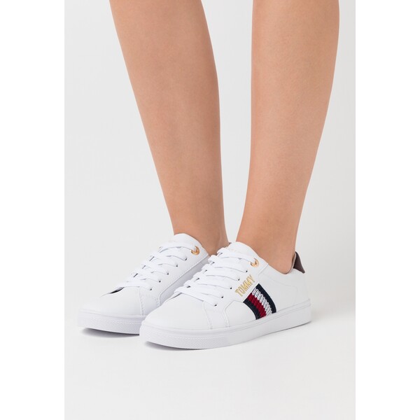 Tommy Hilfiger LACE UP Sneakersy niskie white TO111A0CW