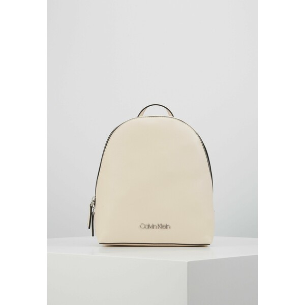 Calvin Klein MUST BACKPACK Plecak beige 6CA51Q019