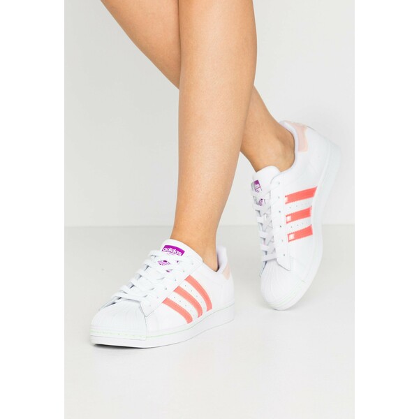 adidas Originals SUPERSTAR Sneakersy niskie footwear white/signal pink/shock pure AD111A13V
