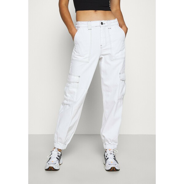 BDG Urban Outfitters CONTRAST STITCH CUFFED SKATE Jeansy Relaxed Fit white QX721A006