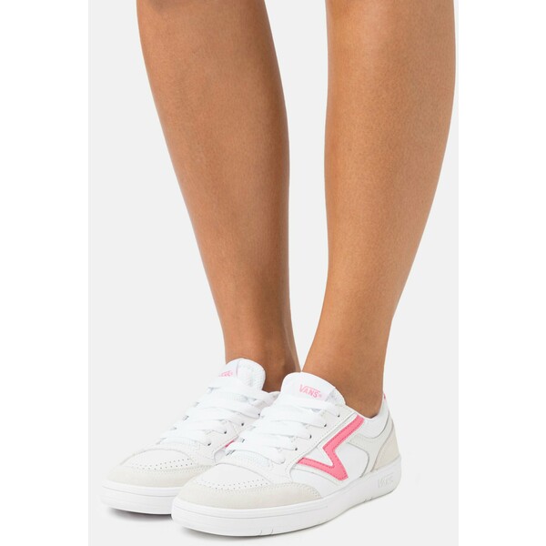 Vans LOWLAND Sneakersy niskie true white/pink lemonade VA211A0AY