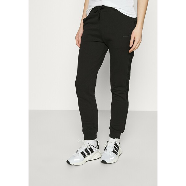 Calvin Klein Jeans LOGO PANTS Spodnie treningowe black C1821A03T