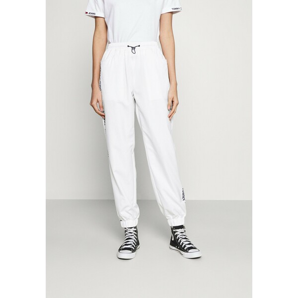 Tommy Jeans TAPE RELAXED Spodnie treningowe white TOB21A01Q