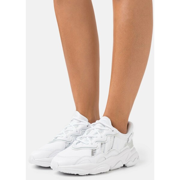 adidas Originals OZWEEGO Sneakersy niskie footwear white/silver metallic AD111A1D9