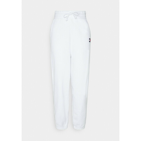 Tommy Jeans RELAXED BADGE PANT Spodnie treningowe white TOB21A01O