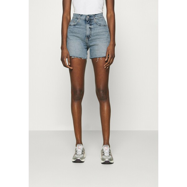 Calvin Klein Jeans MOM Szorty jeansowe denim light C1821S01B