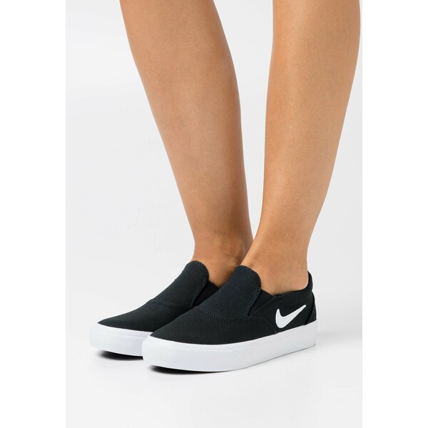 Nike SB CHARGE Półbuty wsuwane black/white NS411A00R