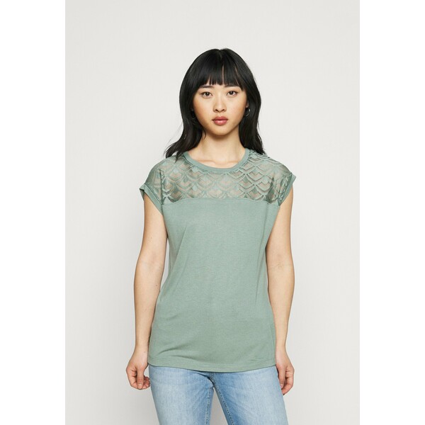 ONLY Petite ONLNICOLE MIX T-shirt z nadrukiem chinois green OP421E035