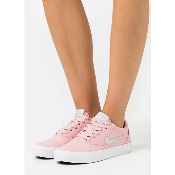 Nike SB CHARGE Sneakersy niskie pink glaze/metallic silver/black/aurora green/white NS411A00N