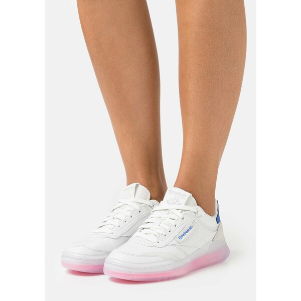 Reebok Classic CLUB C LEGACY Sneakersy niskie true grey/electro pink/court blue RE011A0IW