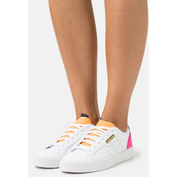 adidas Originals SLEEK Sneakersy niskie footwear white/hazy orange/screaming pink AD111A1GJ