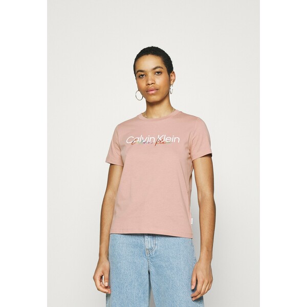 Calvin Klein PRIDE REGULAR FIT CORE LOGO TEE T-shirt z nadrukiem muted pink 6CA21D03X