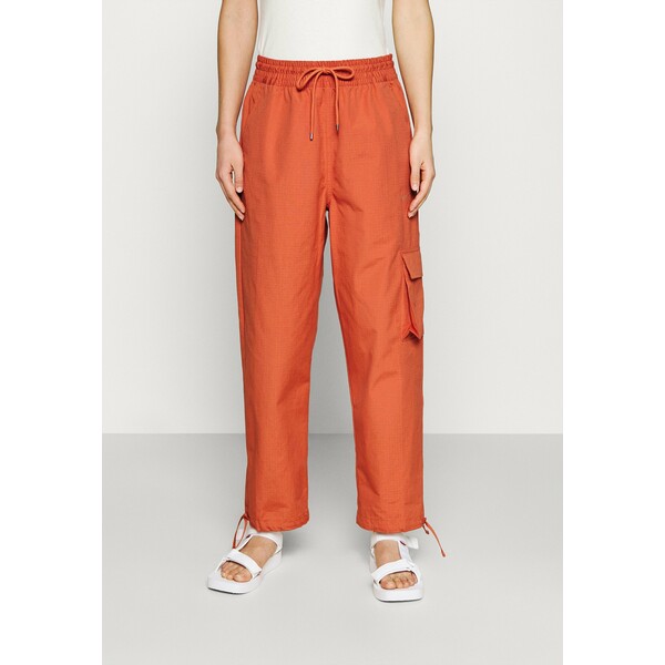 Nike Sportswear CLASH PANT Spodnie materiałowe light sienna/healing orange NI121A0G4