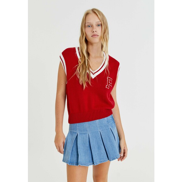 PULL&BEAR ROTE STRICK-COLLEGE-WESTE Kamizelka red PUC21I0FM