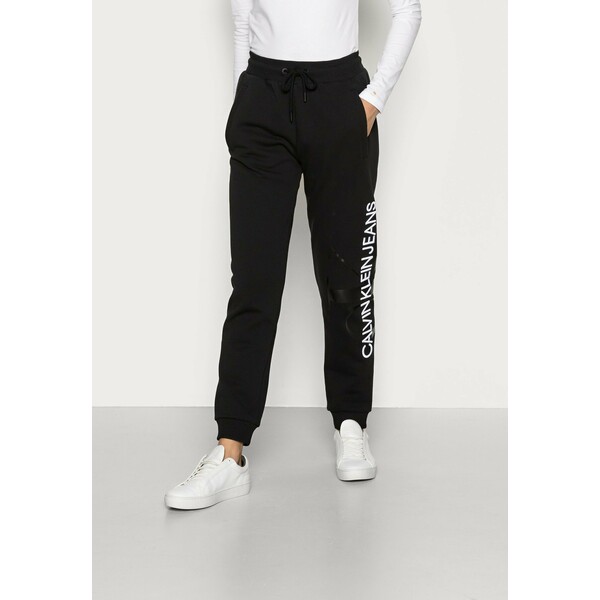 Calvin Klein Jeans VERTICAL MONOGRAM JOG PANTS Spodnie treningowe black C1821A04H