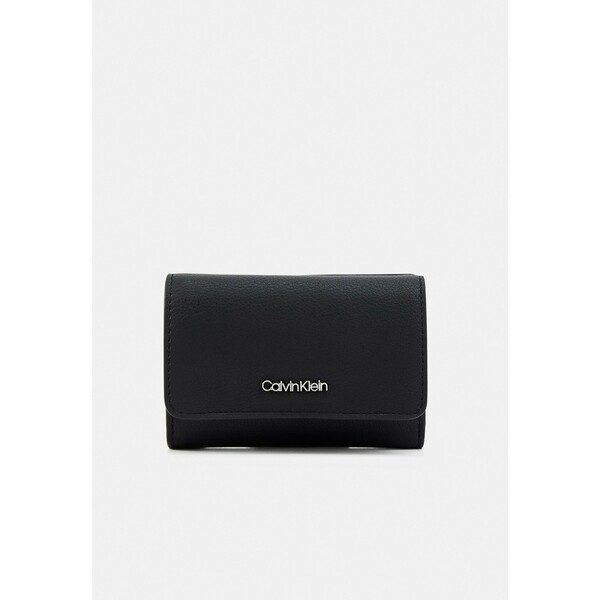 Calvin Klein MUST TRIFOLD MONO Portfel black 6CA51F0A3