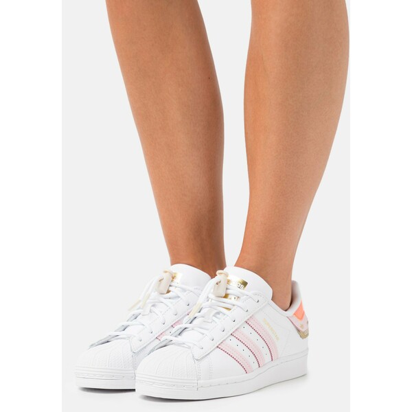 adidas Originals SUPERSTAR Sneakersy niskie white AD111A1MP