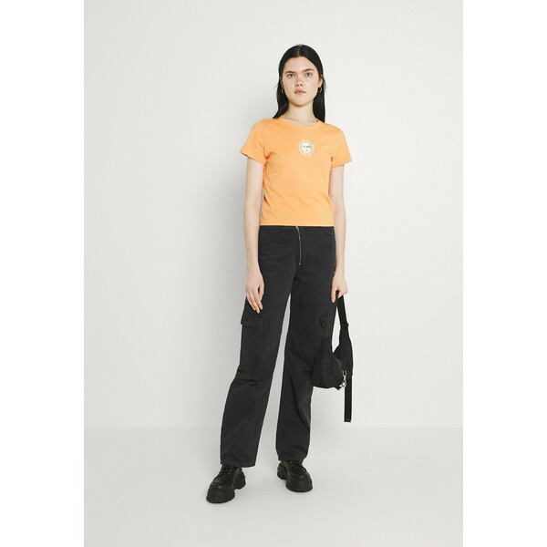 Monki T-shirt z nadrukiem off black peaceflower/orange medium dusty sunface/white solid MOQ21D085