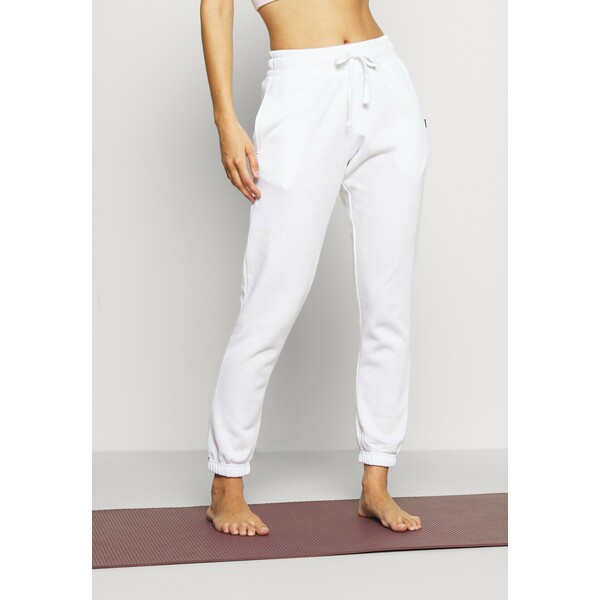 Cotton On Body LIFESTYLE GYM TRACKPANT Spodnie treningowe white C1R41E05F