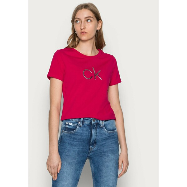 Calvin Klein EMBOSSED SHINE T-shirt z nadrukiem red 6CA21D03L