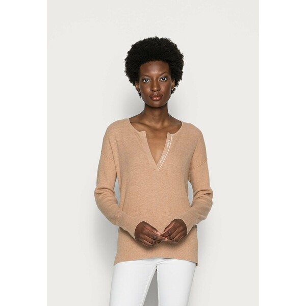 Calvin Klein ESSENTIAL OPEN NECK SWEATER Sweter soft camel heather 6CA21I028