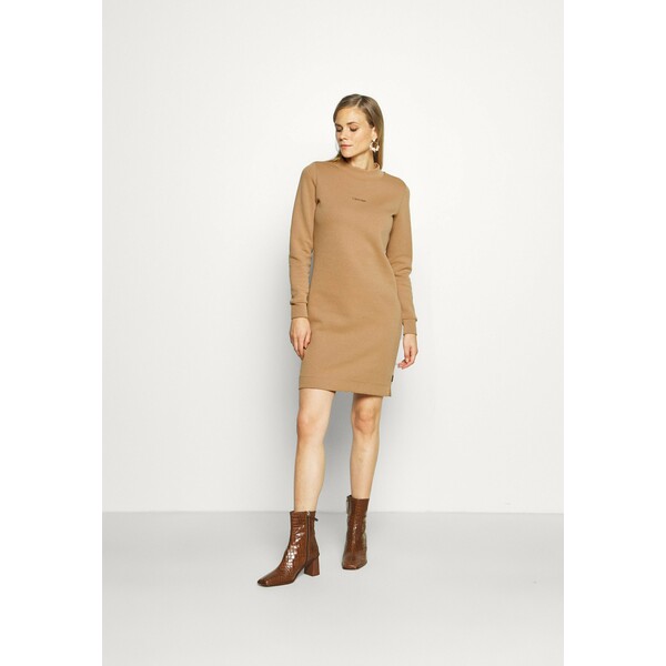 Calvin Klein MINI CALVIN KLEIN SWEATDRESS Sukienka z dżerseju soft camel 6CA21C04M