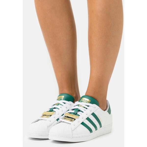 adidas Originals SUPERSTAR Sneakersy niskie footwear white/collegiate green/matte gold AD111A1P0