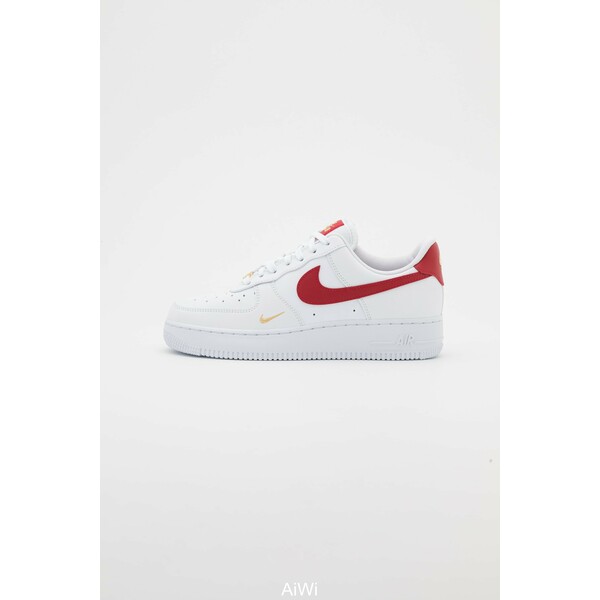 Nike Sportswear AIR FORCE 1 07 ESS Sneakersy niskie white/gym red NI111A0X1