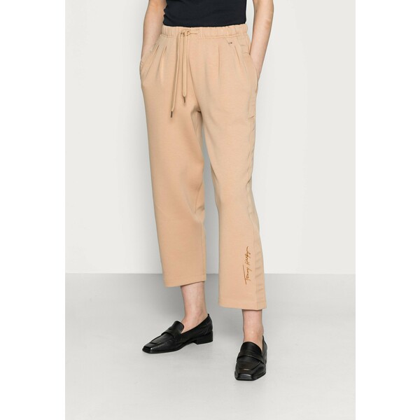 Tommy Hilfiger RELAXED LONG PANT Spodnie treningowe beige TO121A0CK