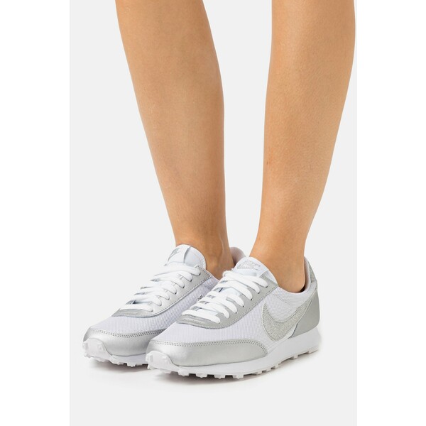 Nike Sportswear DAYBREAK Sneakersy niskie white/metallic silver NI111A0U2