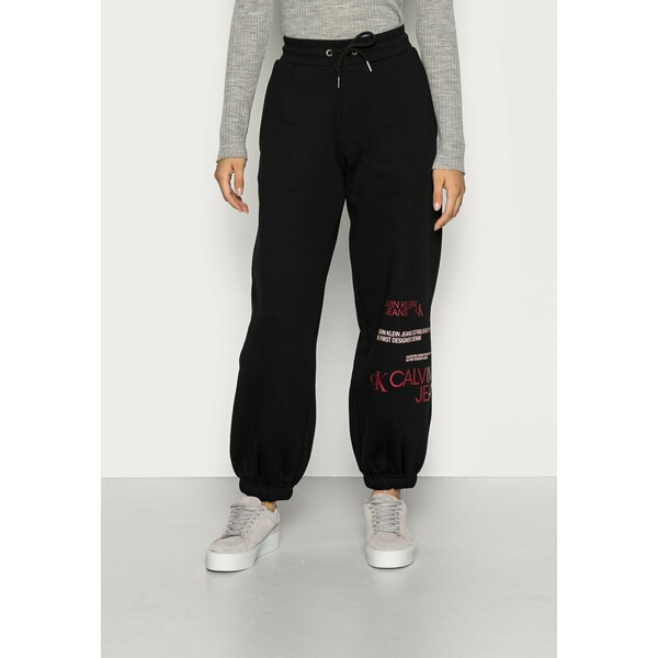 Calvin Klein Jeans MULTI URBAN LOGO PANTS Spodnie treningowe black C1821A04I