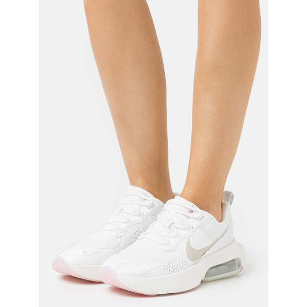 Nike Sportswear AIR MAX VERONA Sneakersy niskie summit white/light orewood brown/fossil/light arctic pink/metallic summit white NI111A0PW
