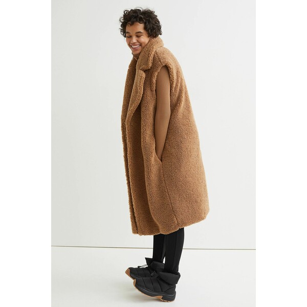 H&M Długi płaszcz bez rękawów z materiału futerkowego 1007930001 Ciemnobeżowy