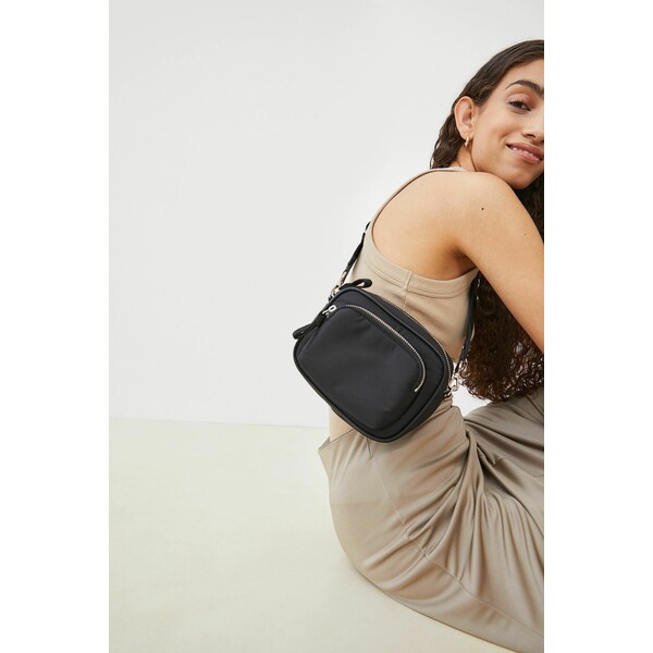 H&M Nylonowa torebka na ramię 1005075002 Czarny