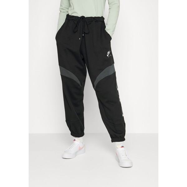 Nike Sportswear Spodnie treningowe black/dark smoke grey/white NI121A0H7-Q11