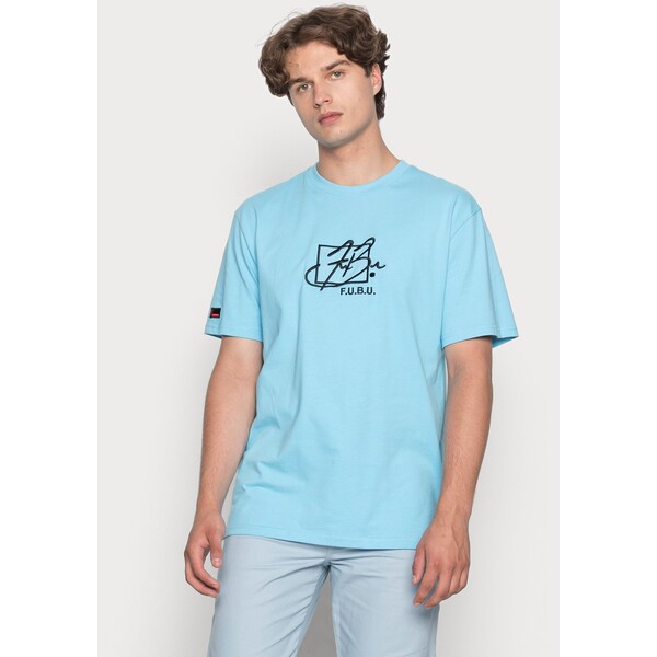 FUBU SCRIPT ESSENTIAL T-shirt z nadrukiem light blue FU422O00Z-K11