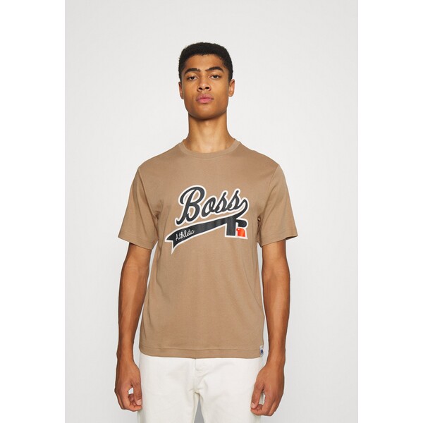 BOSS BOSS X RUSSELL ATHLETIC T-shirt z nadrukiem medium beige BB122O0IJ-B11