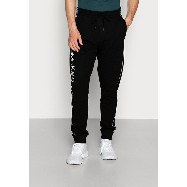Calvin Klein LOGO PRINT Spodnie treningowe perfect black 6CA22E00U-Q11