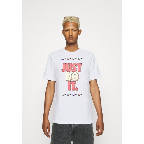 Nike Sportswear TEE T-shirt z nadrukiem white NI122O0NR-A11