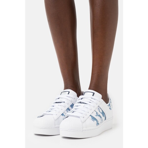 adidas Originals SUPERSTAR BOLD Sneakersy niskie footwear white/ambient sky/silver metallic AD111A1MR-A11